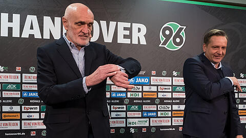 Widersprüchliche Aussagen: 96-Klubchef Martin Kind und Noch-96-Sportchef Horst Heldt (rechts).