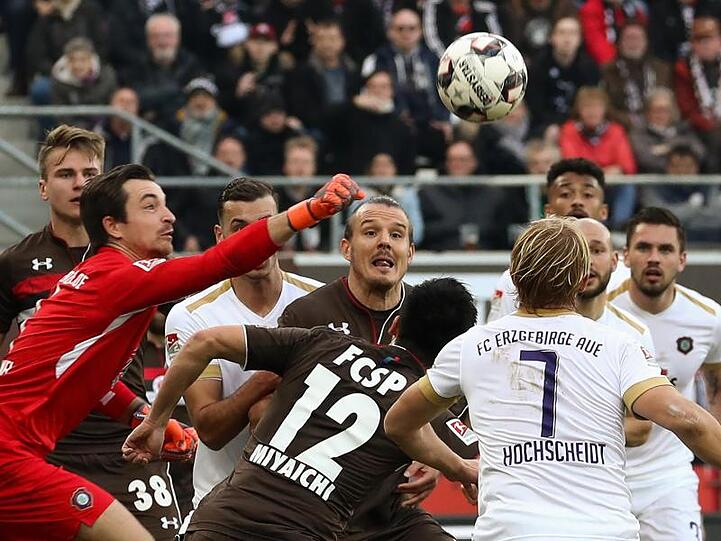 Aue-Keeper Martin Männel (l) klärt vor St. Paulis Ryo Miyaichi (M).