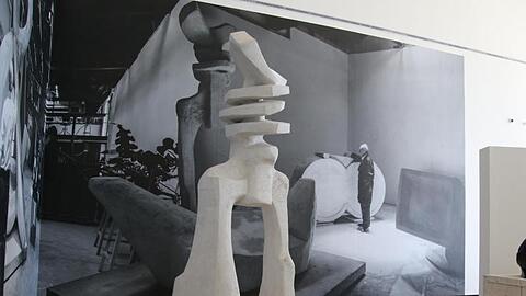 In der Ausstellung sind auch einige Skulpturen zu sehen.