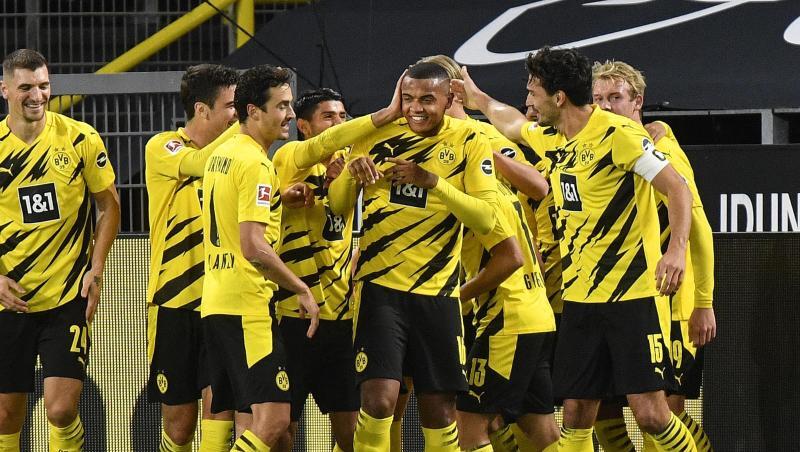 Der Dortmunder Manuel Akanji (M) wird gefeiert, nachdem er das das Eröffnungstor im Revier-Derby erzielt hat.