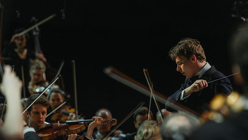 Der Dirigent Klaus Mäkelä und die Münchner Philharmoniker in der Isarphilharmonie.