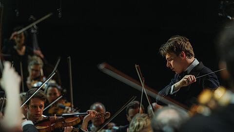 Der Dirigent Klaus Mäkelä und die Münchner Philharmoniker in der Isarphilharmonie.