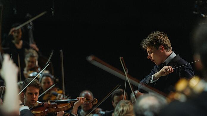 Der Dirigent Klaus Mäkelä und die Münchner Philharmoniker in der Isarphilharmonie.