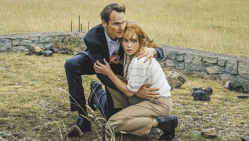 "Tatort: Hochamt für Toni": Felix Voss (Fabian Hinrichs) und Eva Hentschel (Sina Martens) gehen in Deckung. "Tatort: Hochamt für Toni": Felix Voss (Fabian Hinrichs) und Eva Hentschel (Sina Martens) gehen in Deckung.