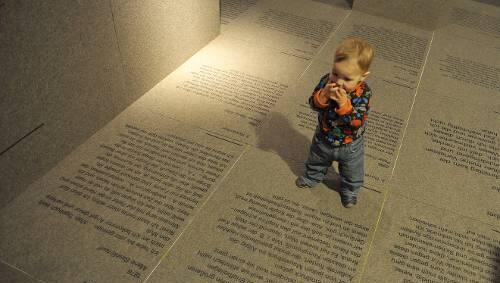 Tagebuch-Zitate dienen als Ausstellungs-Fundament – auch dem kleinen Matteo im Nürnberger Museum für Kommunikation. Tagebuch-Zitate dienen als Ausstellungs-Fundament – auch dem kleinen Matteo im Nürnberger Museum für Kommunikation.