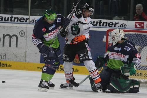 Verwirrung vor dem 0:1 durch Mike Green (nicht im Bild): Wolfsburgs Ken Magowan (Mitte) irritiert  Frederic Cassivi und Cole Jarrett (links).