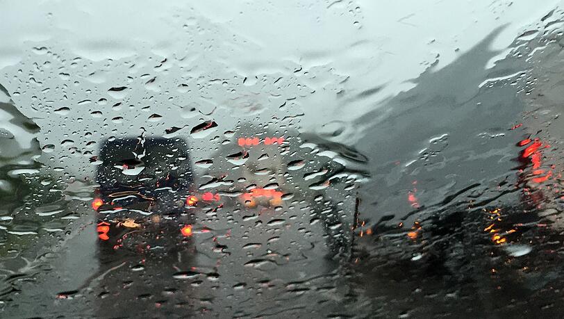 Auf der regennassen A7 passierten kurz hintereinander mehrere Unf&auml;lle. (Symbolbild)