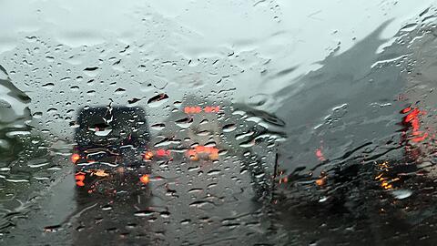 Auf der regennassen A7 passierten kurz hintereinander mehrere Unf&auml;lle. (Symbolbild)