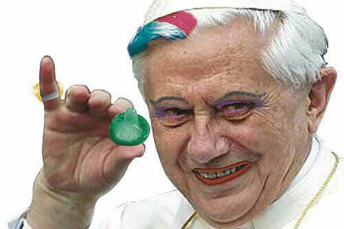 Die Bildmontage: Papst Benedikt XVI. mit Kondom