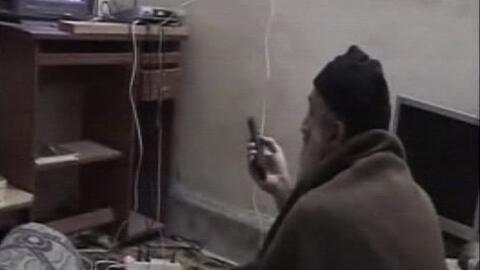 Die Szene aus einem vom Pentagon freigegebenen Video zeigt Osama bin Laden vor einem Fernseher mit einer Fernbedienung in der Hand.