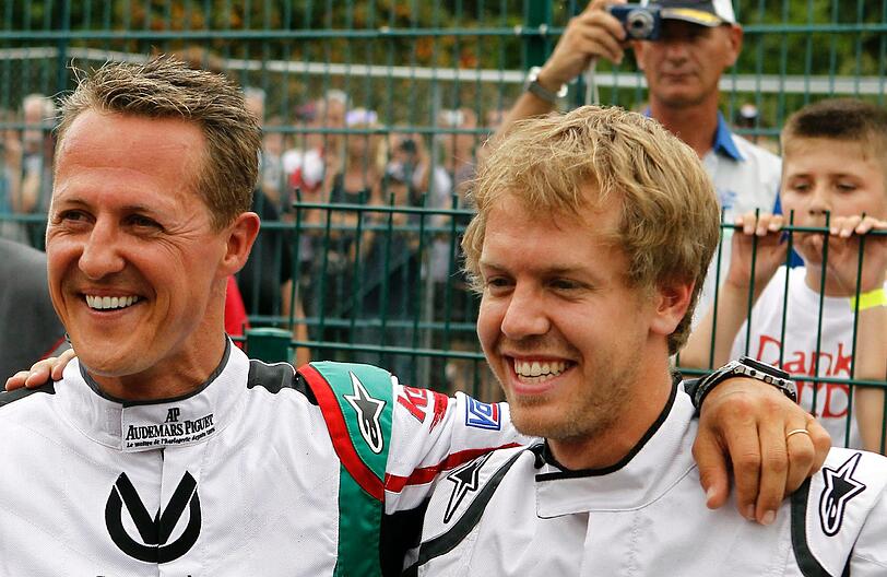 Das Kart-Duell der Formel-1-Weltmeister: Michael Schumacher fuhr seinem Kollegen Sebastian Vettel davon. Spaß hatten alle. Die besten Bilder aus Kerpen...