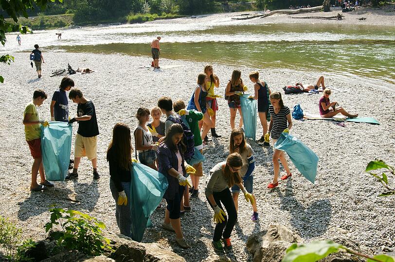 Auch Siebtklässler des Luisengymnasiums verbringen freiwillig einen Projekttag mit Müllsammeln an der Isar.