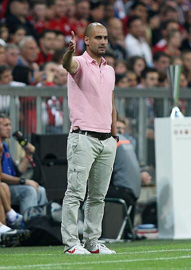 Schon an seinem künftigen Arbeitsplatz: In der Allianz Arena sorgte nicht nur Guardiolas modisches Auftreten für Eindruck. Das Finale des Audi Cups 2011 gewinnt Barcelona gegen den FC Bayern mit 2:0. Guardiola dürfte schon damals den Bayern-Bossen imponiert haben. Und kaufte Uli Hoeneß nicht schon immer gerne talentierte Gegner?