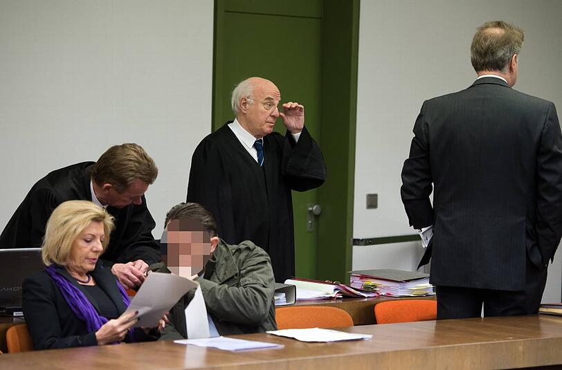 Im großen Stil betrogen? Die Angeklagten Rainer S. (r.) und Zoran M. (sitzend).
