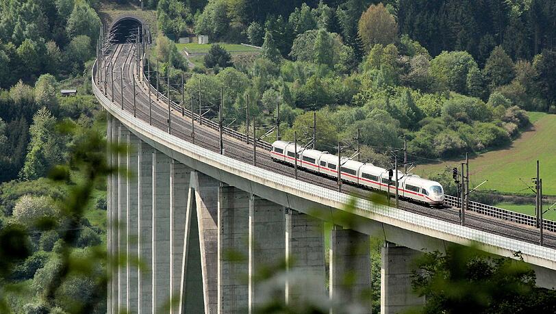 Unter einer ähnlichen ICE-Brücke wurden am Sonntag zwischen Fulda und Kassel drei Leichen entdeckt. Unter einer ähnlichen ICE-Brücke wurden am Sonntag zwischen Fulda und Kassel drei Leichen entdeckt.