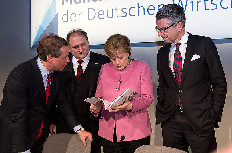 Der Präsident des Deutschen Industrie- und Handelskammertages (DIHK) Eric Schweitzer (l-r), der Präsident des Zentralverbandes des Deutschen Handwerks (ZDH) Peter Wollseifer, Bundeskanzlerin Angela Merkel (CDU) und der Präsident des Bundesverbandes der Deutschen Industrie (BDI) Ulrich Grillo beim Spitzengespräch der deutschen Wirtschaft in München.
