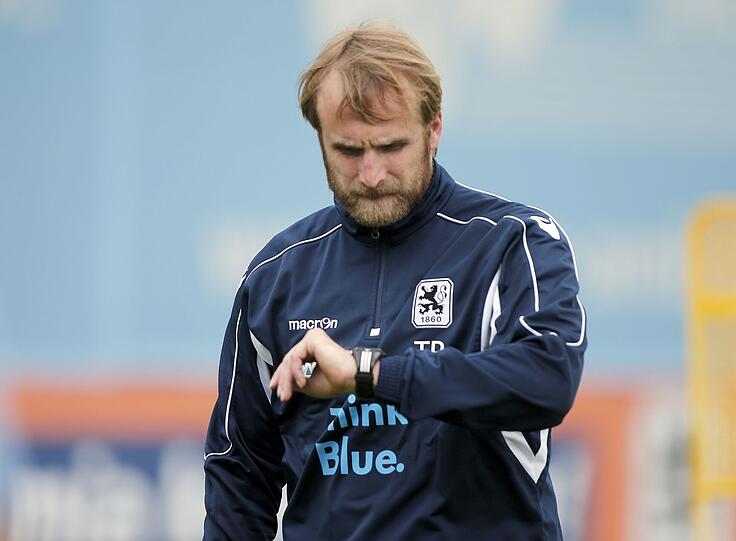 Er packte sofort mit an: Daniel Bierofka soll als Nachfolger von Benno Möhlmann den abstiegsgefährdeten TSV 1860 vor dem Abstieg in die Drittklassigkeit bewahren. Die Bilder.