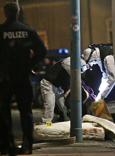 Polizisten der Spurensicherung untersuchen in Herne (Nordrhein-Westfalen) vor dem Haus, in dem es einen Wohnungsbrand gegeben hatte, eine Matratze. In der Wohnung wurde ein Toter gefunden. Der Hinweis kam von einem Mann, bei dem es sich um den mutmaßlichen Kindermörder Marcel H. handelte.