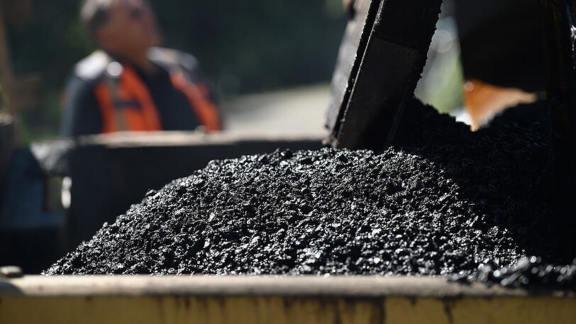 Bis zu den Knien ergoss sich der heiße Asphalt über den Mann. (Symbolbild)