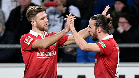 Erfolg für Hannover: Die 96er um Niclas Füllkrug (l.) und Martin Harnik haben das Freitagsspiel gegen Werder Bremen gewonnen.