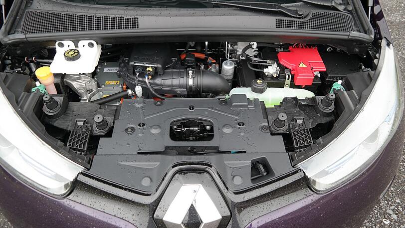 Nicht viel anders als beim Verbrenner: Das Innenleben des Zoe - und ja, auch ein E-Auto braucht eine Starterbatterie.