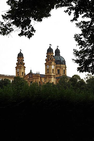 Blick aus dem Grünen auf die Theatinerkirche, die offiziell St. Kajetan heißt und die erste im Stil des italienischen Spätbarock erbaute Kirche nördlich der Alpen war.