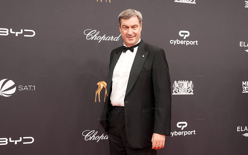 Markus Söder: "Der Ministerpräsident hat den Dresscode verstanden. Ich würde aber zum perfekten 'Black Tie'-Look einen Kummerbund empfehlen. On top kaschiert der auch gut."