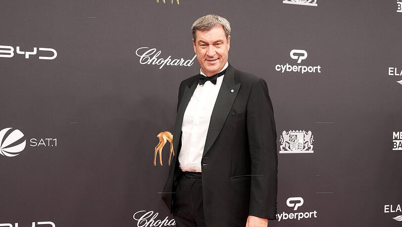 Markus Söder: "Der Ministerpräsident hat den Dresscode verstanden. Ich würde aber zum perfekten 'Black Tie'-Look einen Kummerbund empfehlen. On top kaschiert der auch gut." Markus Söder: "Der Ministerpräsident hat den Dresscode verstanden. Ich würde aber zum perfekten 'Black Tie'-Look einen Kummerbund empfehlen. On top kaschiert der auch gut."