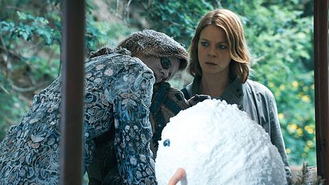 "Schneekind - Ein Schwarzwaldkrimi": Maris Bächle (Jessica Schwarz, r.) findet eine Tote auf einem Spielplatz.