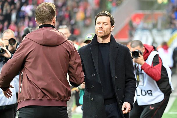 (End-)Boss: Bereits im vergangenen Jahr bezwang Xabi Alonso (r.) den FC Bayern und sorgte dadurch für das Aus von Julian Nagelsmann (l.) (End-)Boss: Bereits im vergangenen Jahr bezwang Xabi Alonso (r.) den FC Bayern und sorgte dadurch für das Aus von Julian Nagelsmann (l.)