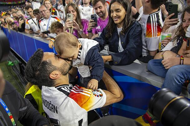 Ein Küsschen für seinen Sohn: Ilkay Gündogan Ein Küsschen für seinen Sohn: Ilkay Gündogan