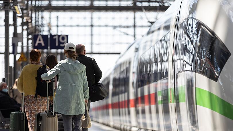 Über Ostern ist es stets voll auf den Bahnhöfen und in den Fernzügen der Deutschen Bahn. (Archivbild)