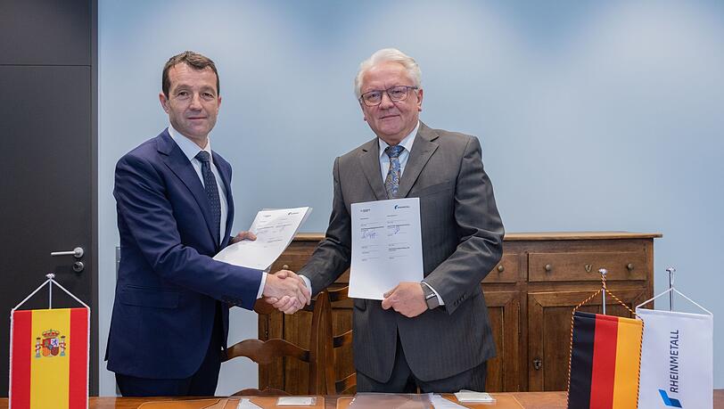 Gute Laune nach der Unterschrift: Indra-Chef Ángel Escribano und Rheinmetall-Chef Armin Papperger. Gute Laune nach der Unterschrift: Indra-Chef Ángel Escribano und Rheinmetall-Chef Armin Papperger.