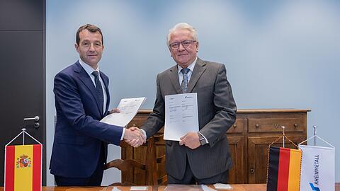 Gute Laune nach der Unterschrift: Indra-Chef &Aacute;ngel Escribano und Rheinmetall-Chef Armin Papperger.