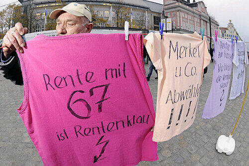 Wie hier in Rostock demonstriert der DGB auch in Nürnberg gegen das Sparpaket.