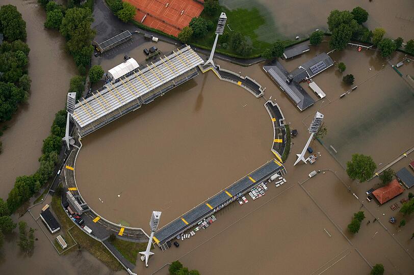 Wo sonst eifrige Sportler ihre Runden drehen, steht jetzt das braune Wasser der Saale.