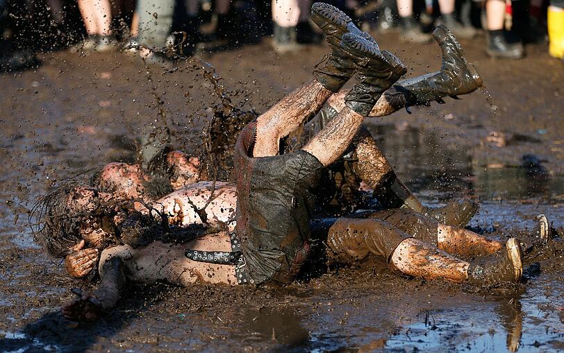 Schlammcatchen zum Abschluss: Am frühen Sonntagmorgen
dröhnten die letzten Töne des 24. Wacken Open Air (W:O:A) über das
knapp 220 Hektar großen Festivalgelände. Höhepunkt zum Abschluss war der Auftritt von Schockrocker Alice Cooper. Die Bilder vom letzten Tag!