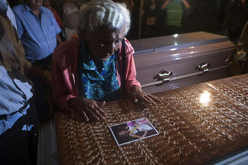 Tränen für die Schönste aus Honduras: Maria Jose Alvarado wird zu Grabe getragen und beerdigt. Der Schock im Land ist groß. Die Bilder von der Trauerfeier.