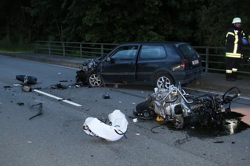 Schwerer Unfall: Ein Motorradfahrer krachte in ein entgegenkommendes Auto.