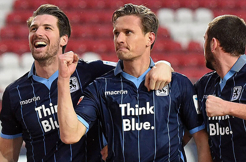 Jan Mauersberger, Torschütze Kai Bülow und Sascha Mölders (von links) bejubeln das 1:0 der Löwen.