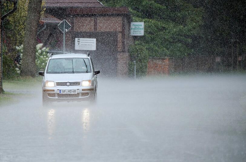 Am Samstagabend hat ein starkes Unwetter große Teile Niederbayerns heimgesucht. (Symbolbild)