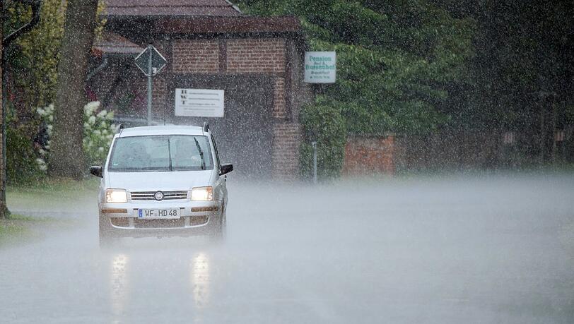 Am Samstagabend hat ein starkes Unwetter große Teile Niederbayerns heimgesucht. (Symbolbild) Am Samstagabend hat ein starkes Unwetter große Teile Niederbayerns heimgesucht. (Symbolbild)