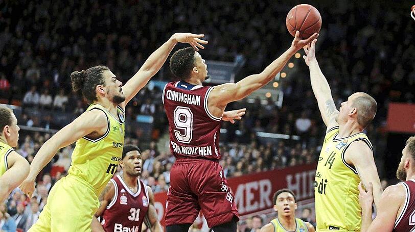 Bleiben weiter souveräner Tabellenführer: Die Bayern-Basketballer um Cunningham (M.) gegen Bayreuth.