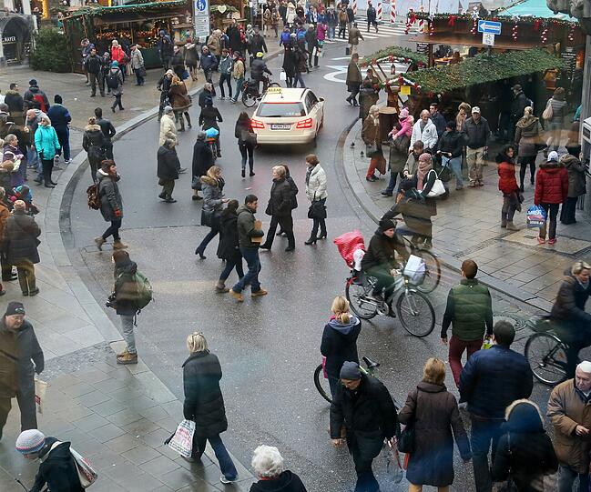 Mitten durch den Christkindlmarkt am Marienplatz fahren aktuell noch Taxis und Radler. Das soll sich ändern.