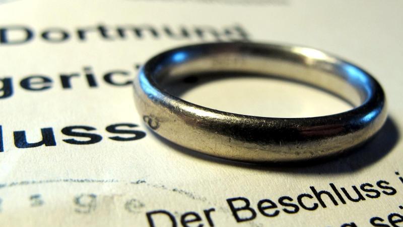 Ehering auf einem Gerichtsbeschluss über eine Scheidung. Rund rund 149.000 Ehen wurden im vergangenen Jahr geschieden. Ehering auf einem Gerichtsbeschluss über eine Scheidung. Rund rund 149.000 Ehen wurden im vergangenen Jahr geschieden.