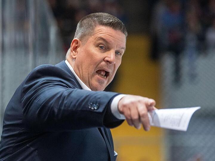 Trainer Tom Pokel von den Straubing Tigers. Foto: Lino Mirgeler/dpa/Archivbild