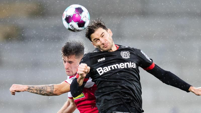Freiburgs Baptiste Santamaria (l) in Aktion gegen Leverkusens Lucas Alario (r).