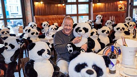 Kämpft für eine Öffnung der Freischankflächen - und gegen einen Strafbefehl: Schwabings Szene-Wirt Hugo Bachmaier inmitten seiner Panda-mie im Bachmaier Hofbräu in der Leopoldstraße. Im Barbereich ist nun ein Corona-Testzentrum aufgebaut worden.