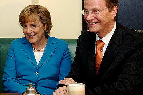 Da war noch alles gut: Angela Merkel und Guido Westerwelle gut gelaunt Seite an Seite einen Tag vor der Bundestagswahl im September 2005.
