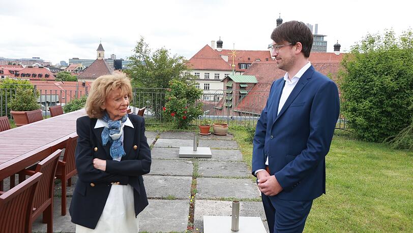 Charlotte Knobloch mit AZ-Lokalchef Felix Müller auf der Dachterrasse hoch überm Jakobsplatz. Charlotte Knobloch mit AZ-Lokalchef Felix Müller auf der Dachterrasse hoch überm Jakobsplatz.